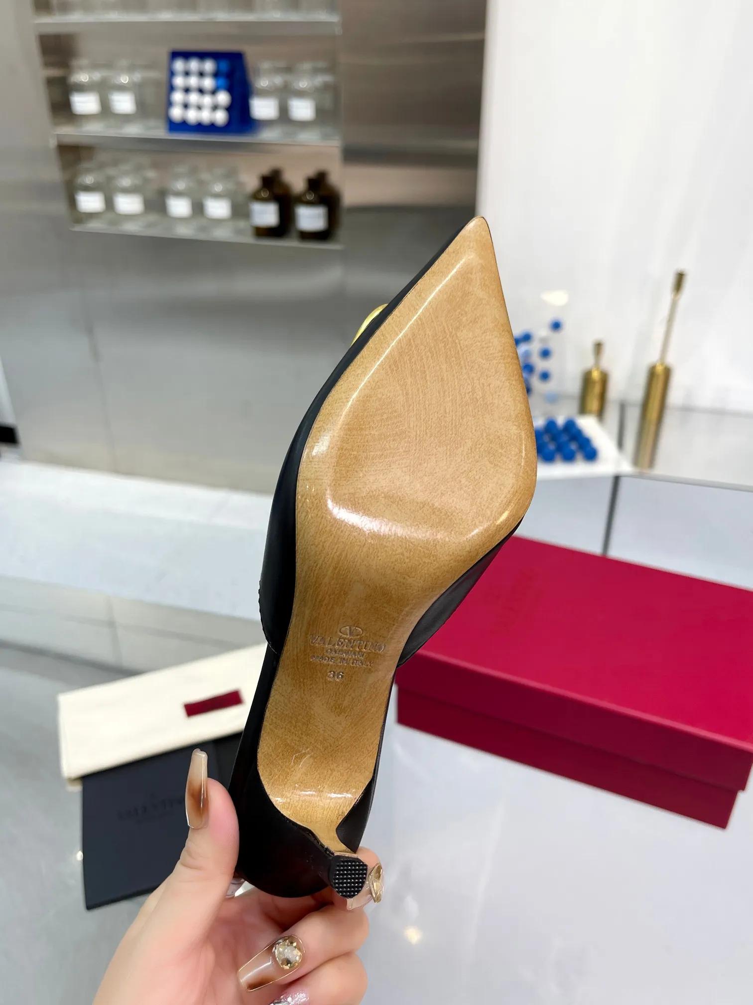 👟👟Ex-factory price 500👟👟 Valentino brand new cowhide half-drag version V-buckle classic sandals, brand new original upgrade, super comfortable on the feet, 😍 easy to put on and take off, super considerate! ✔️Imported cowhide for the uppers ✔️Mixed sheepskin for the inner lining ✔️Italian yellow cowhide outsole with clear texture and consistent with the counter ✔️Code number 35-40 (34 41 42 can be customized and non-returnable) Heel height 7.5
